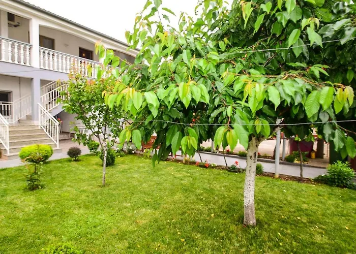 Guest house Duje 3*